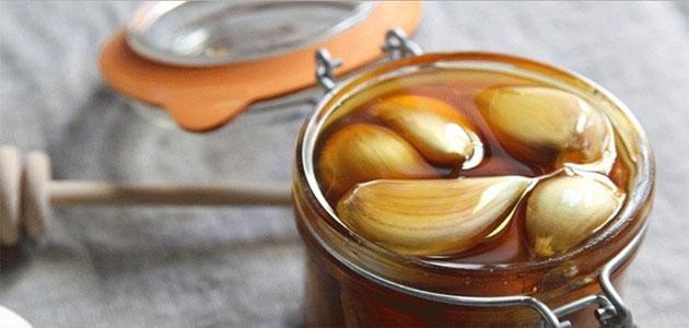 العسل والثوم لمعالجة الظفر المنغرز في اللحم