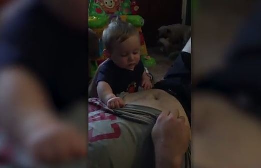 بالفيديو - رد فعل غريب لطفل يرى سرة والده للمرة الاولى!