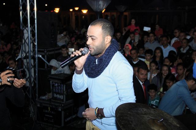  تامر عاشور أثناء الغناء
