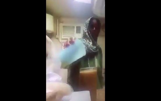 فيديو لعاملة تعد عصيراً بـ
