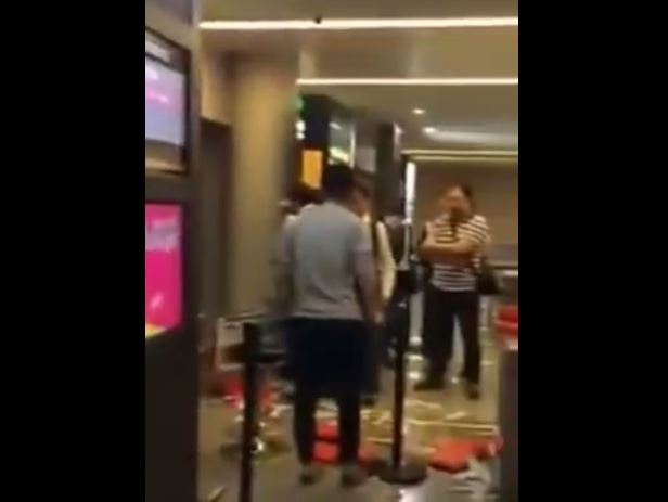 فيديو مخيف - الاعتداء على طاقم طائرة بسبب تأخر الرحلة !!