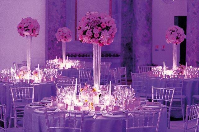 باقات عالية وشموع لجو رومانسي