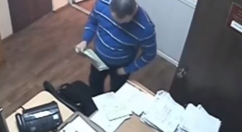 فيديو غريب - محام يتخلص من دليل إدانة موكله.. شاهدوا ماذا فعل؟