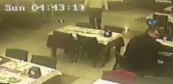 بالفيديو - قُتل بسبب إصراره على دفع فاتورة المطعم لصديقه!!