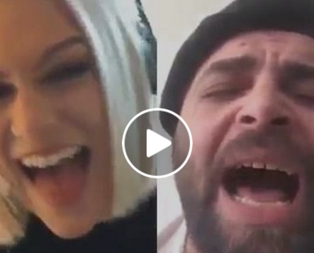 بالفيديو - ديو غنائي مؤثر بين لاجىء سوري وفتاة اوروبية