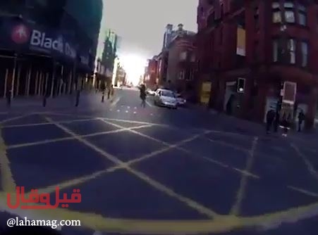 بالفيديو - كاد يفقد حياته بسبب سماعات الأذن.. شاهدوا ماذا حصل!!