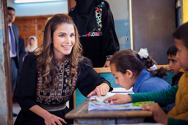 الملكة رانيا تطلع على الظروف المعيشية لأهالي قرية الكوم الأحمر