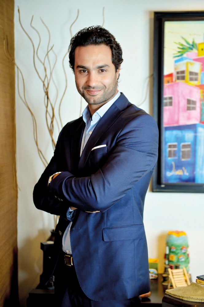 كريم فهمي: زوجتي تختار أزيائي