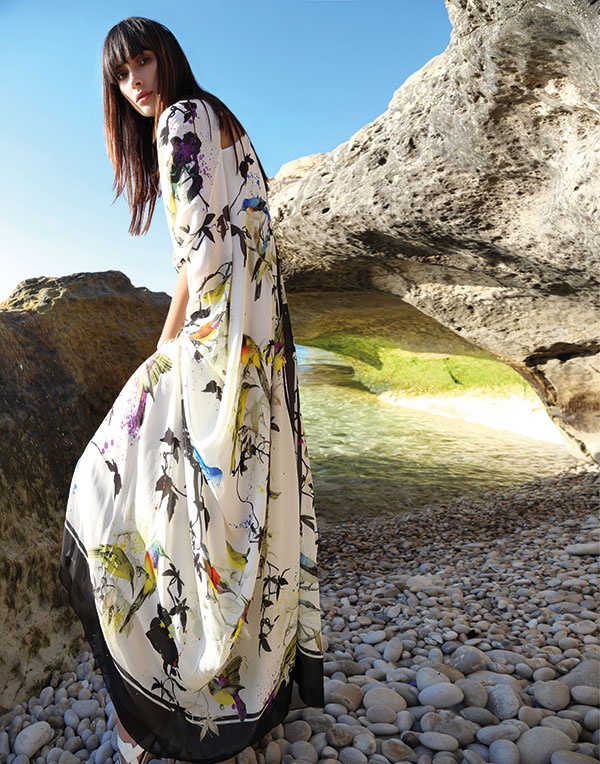 قفطان طويل من الحرير المطبع بنقوش العصافير من Roberto Cavalli.