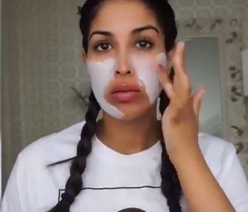 بالفيديو – طريقة غريبة وفعالة للتخلص من حب الشباب.. جربوها