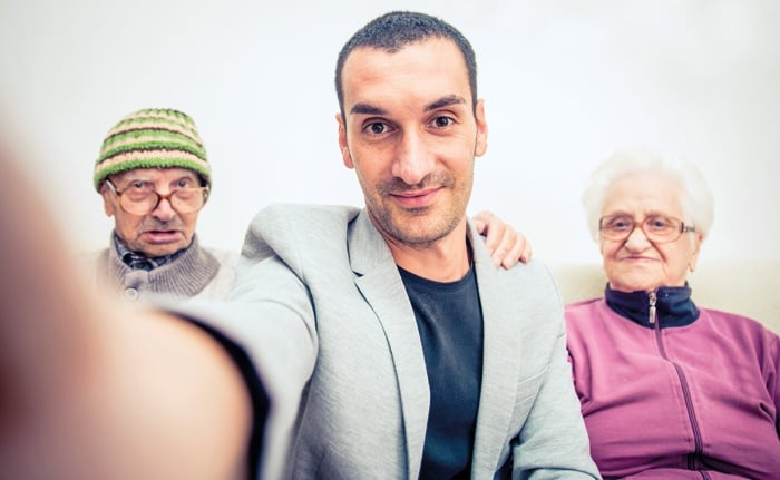 زوجي يجبرني على التصالح مع أهله... فهل يجوز الطلاق؟