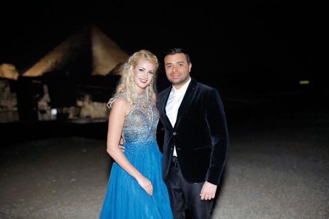 مع إحدى المشتركات في المسابقة
