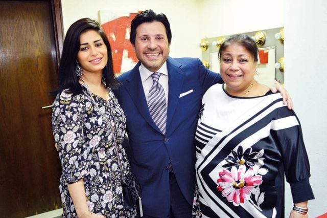 هاني شاكر مع منّة فضالي ووالدتها
