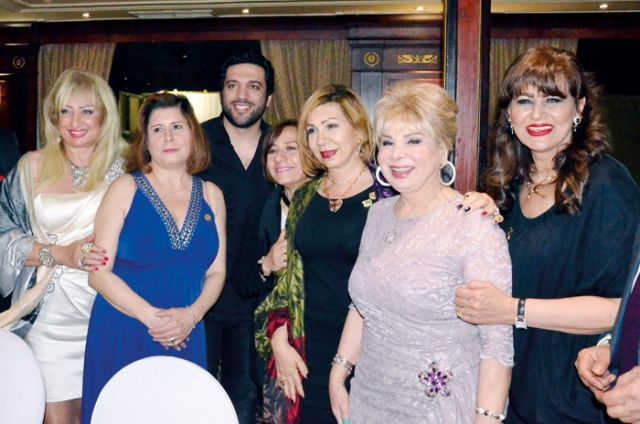 حسن الرداد يتوسط فادية عبدالغني وعضوات الليونز 
