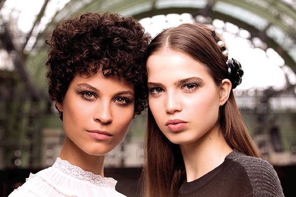 ماكياج مبتكر من Chanel
خلال عرض الأزياء الجاهزة لخريف وشتاء 2016-2017 عيناك لوحة فنية...