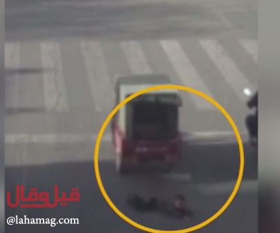 فيديو صادم – طفل ينجو بأعجوبة بعد سقوطه من السيارة وسط الشارع!