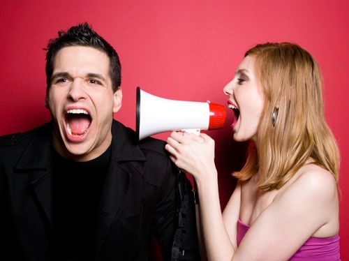 الزوجة تنكد على زوجها 8 آلاف دقيقة سنوياً..