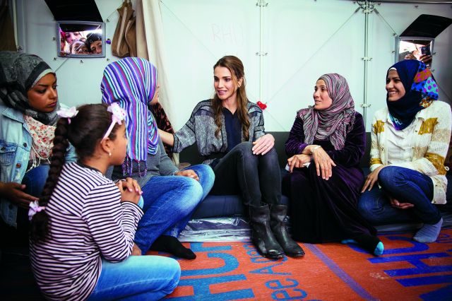 الملكة رانيا تزور مخيماً للاجئين في اليونان