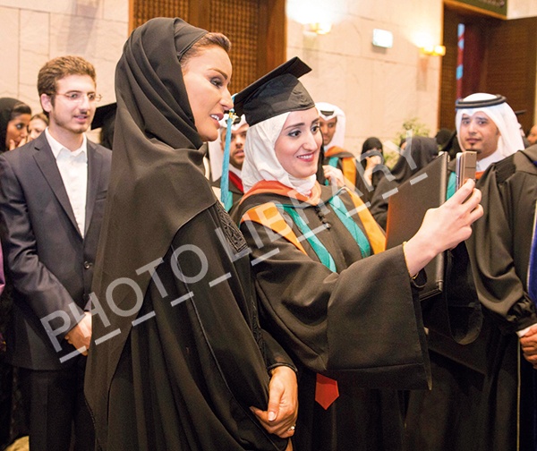 الشيخة موزا تحضر حفل تخريج جامعة حمد بن خليفة