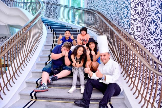 لقطة عفوية للشيف علي البرجي مع  نجوم ذا فويس كيدز في مطعم أيامنا