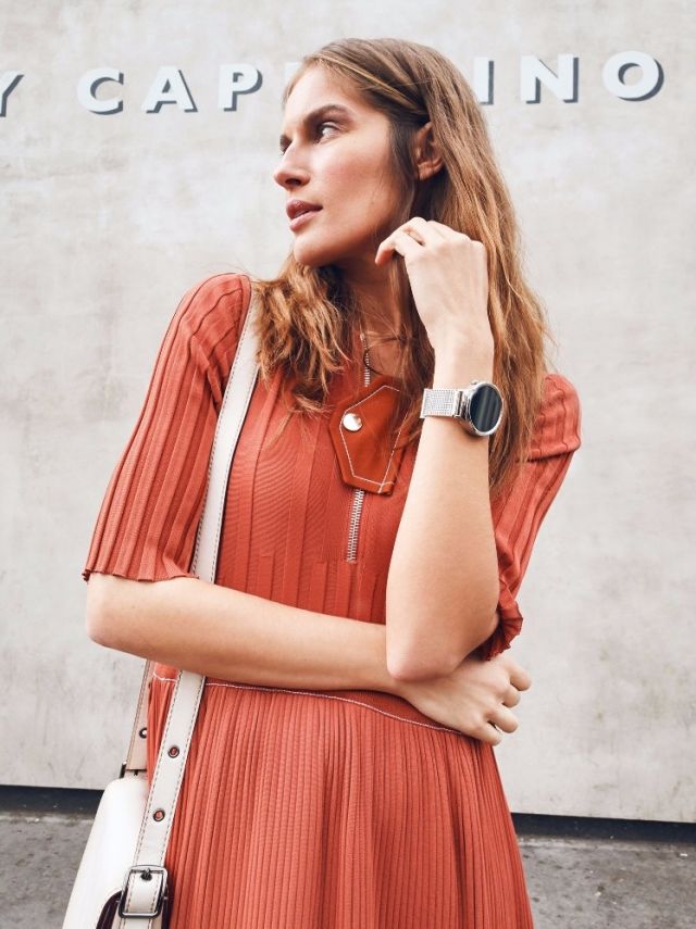 فستان من Celine.
ساعة من Huawei.
حقيبة من Coach.
