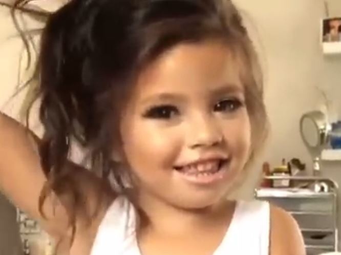 بالفيديو – شاهدوا براعة 3 طفلات في وضع الماكياج.. ستصدمون!