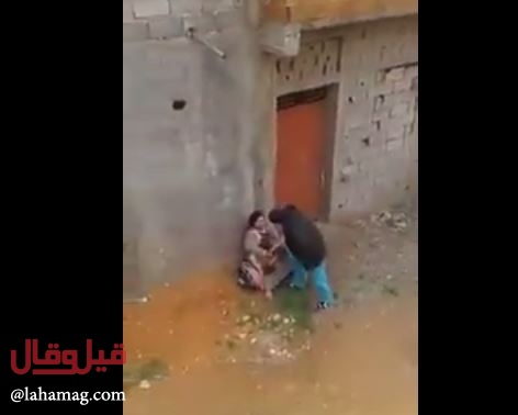 بالفيديو - رجل يضرب زوجته امام الجيران في الشارع!