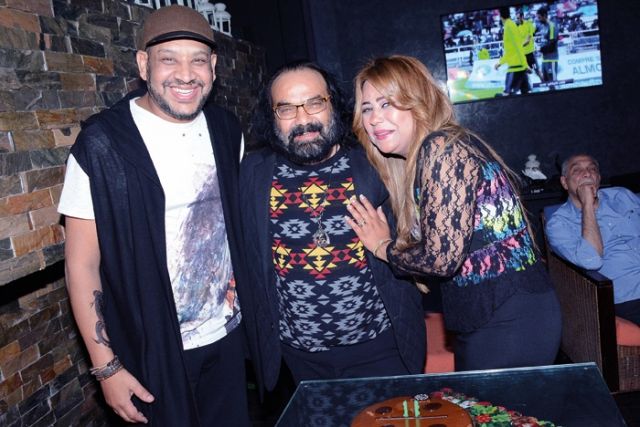 أبو الليف وزوجته وعصام كاريكا 
