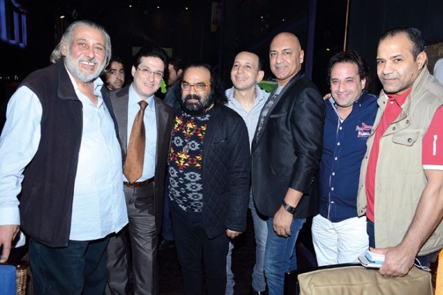 أبو الليف يتوسط أصدقاءه
