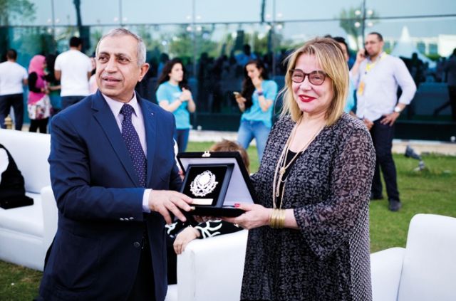 لحظة تكريم مها أبو عوف
