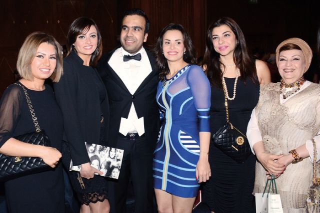 مصمم الأزياء مع ضيفاته
