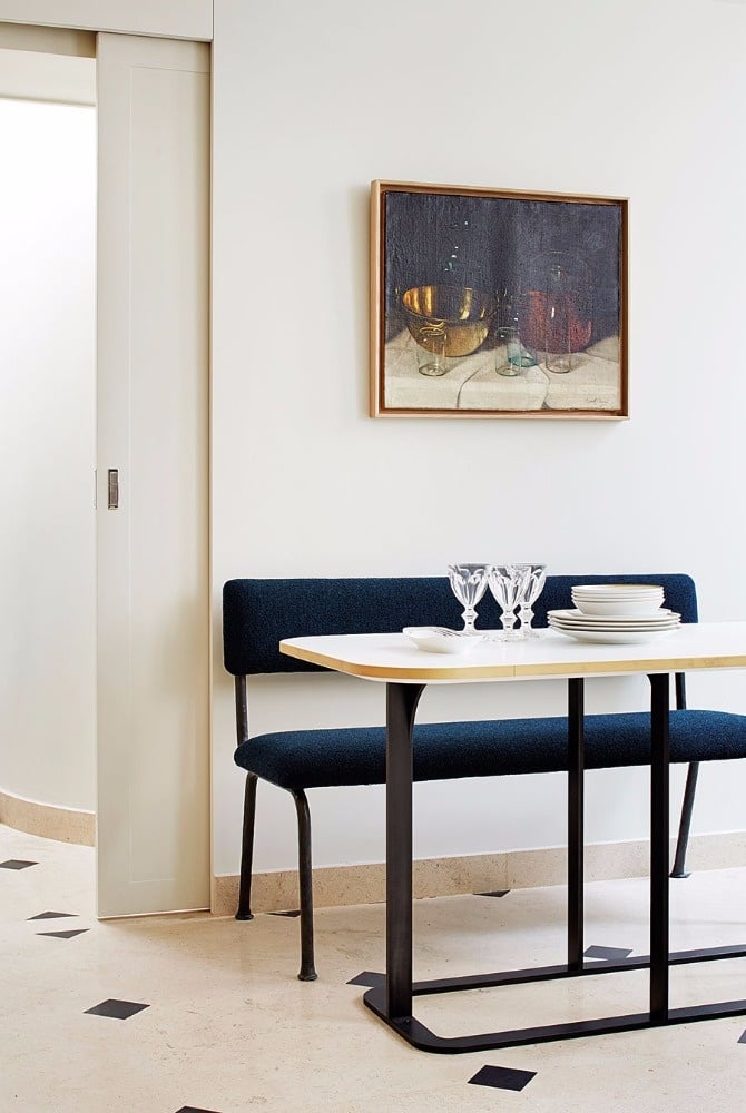 شقة لمهندسة الديكور الشهيرة «سارة لافوان» اقتصاد الألوان لبساطة باذخة