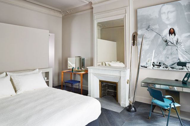 جانب من غرفة النوم الثانية التي تكتسي بألوان ناعمة وحيادية بتناقض مع لون الأرضية الخشبية الداكنة