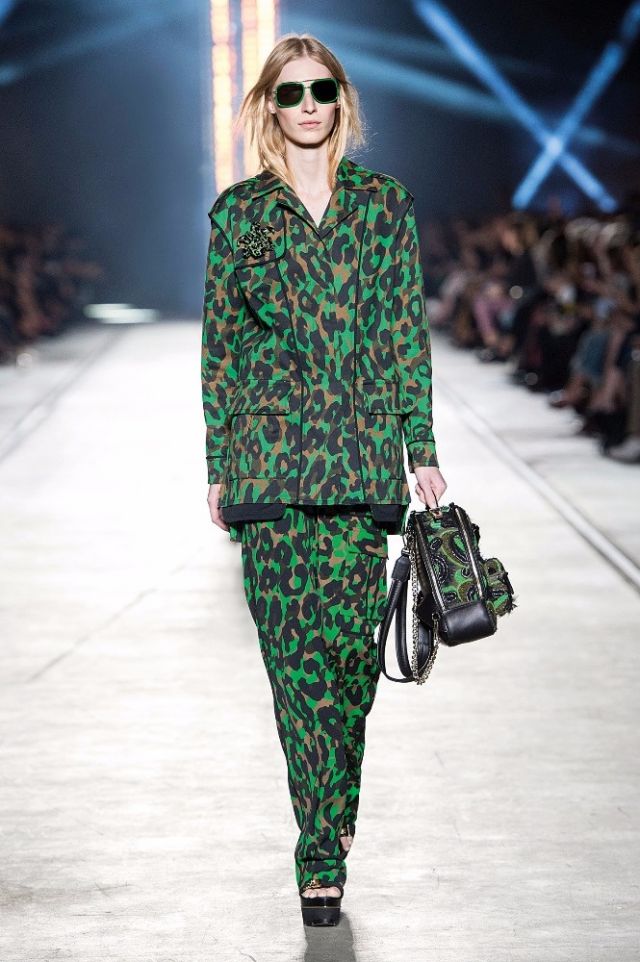 طلّة متألقة من دون تكلّف مجموعة Versace لربيع وصيف 2016