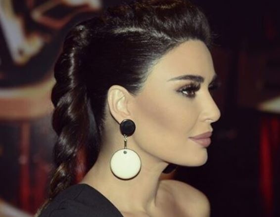 بالصور – سيرين عبد النور تفاجئ الجميع بشعرها القصير.. هل يليق بها؟