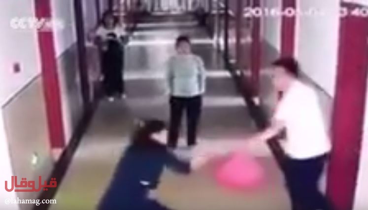 بالفيديو - مسعف يضرب عاملة بوحشية في المستشفى!