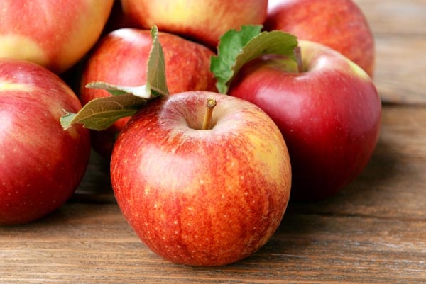 التفاح يحمي من السرطان ومرض القلب