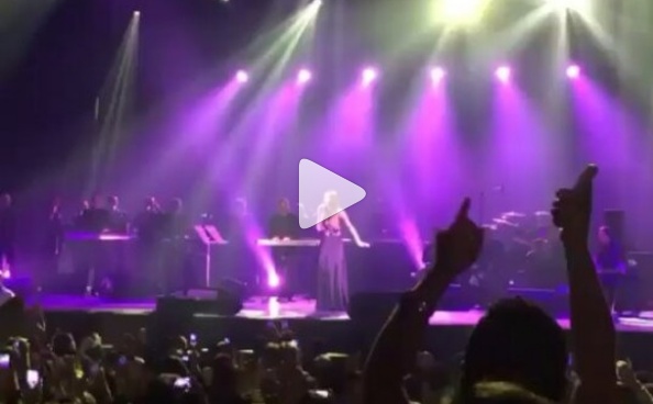 بالفيديو - نانسي عجرم تشعل باريس بحضور مميّز وراقٍ.. والجمهور حضّر لها المفاجأة