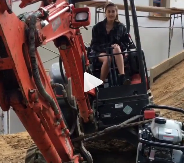 بالفيديو - ابنة سيلفستر ستالون الحسناء تقود جرّافة.. هل تتخطى والدها؟!