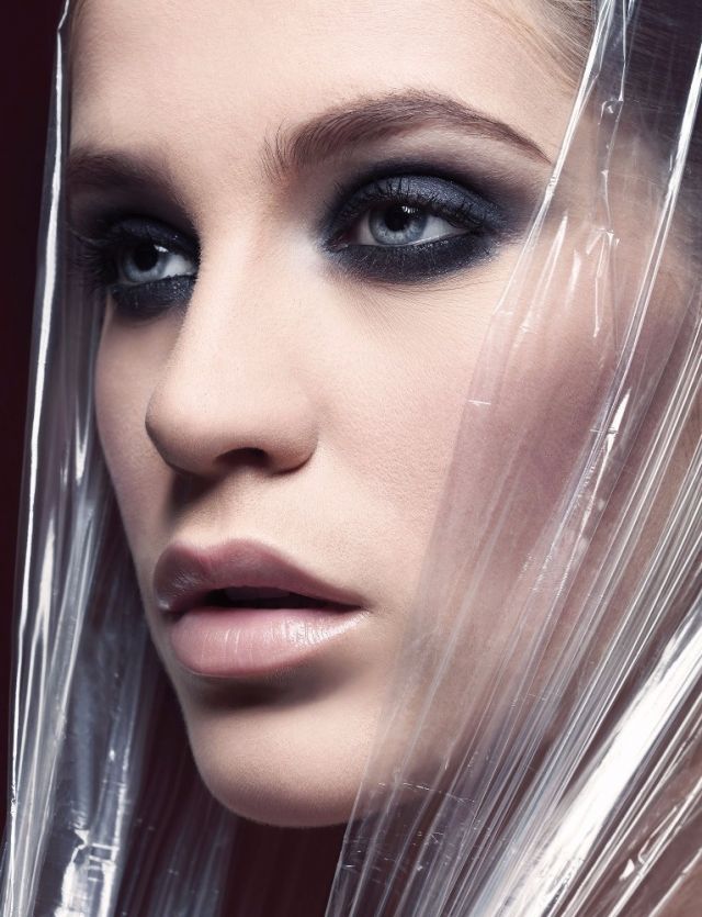 ظلال داكنة تؤطر النظرة فتمنحها تأثيراً غامضاً جذاباً