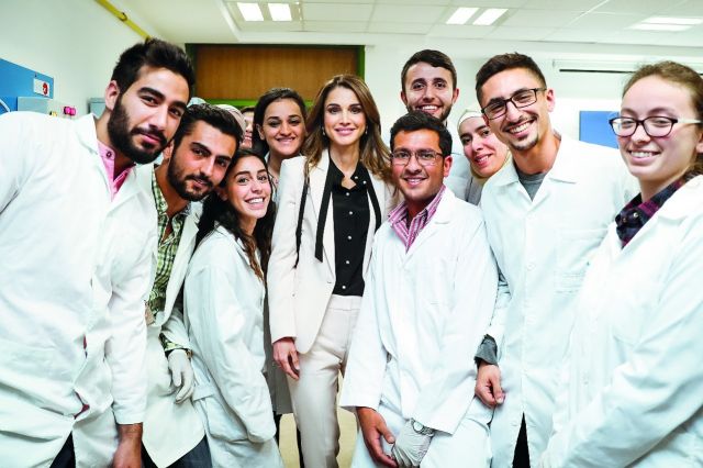 الملكة رانيا تلتقي عددًا من طلاب الجامعة الألمانية- الأردنية وتطّلع على نتائج التعاون مع «إدراك»