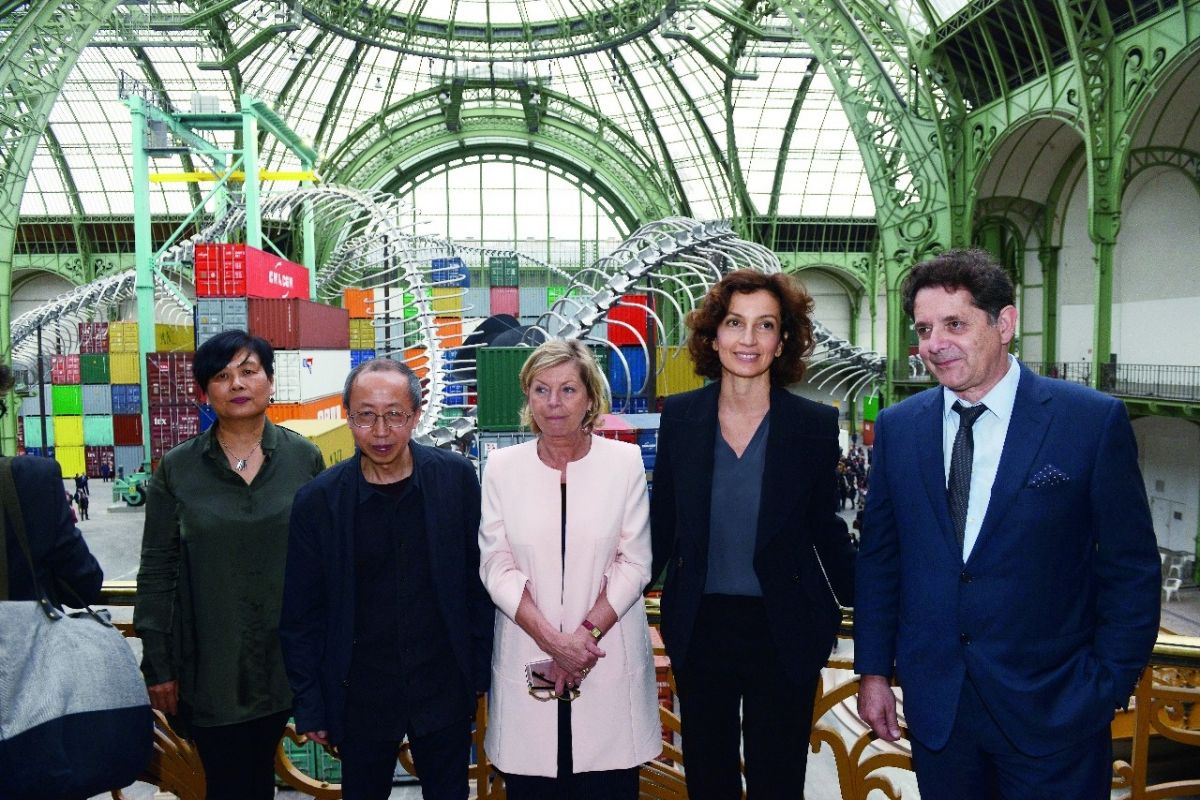 سيدة لبنانية تحضر ثعباناً طوله 250 متراً الى معرض باريسي