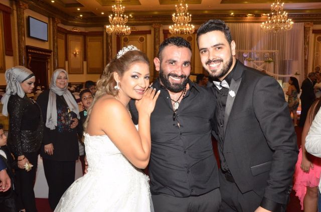 بالصور- الفنان عمرو سعد وشقيقه المطرب أحمد سعد يحتفلان بزفاف شقيقتهما سارة.. شاهدوا إطلالة ريم البارودي!