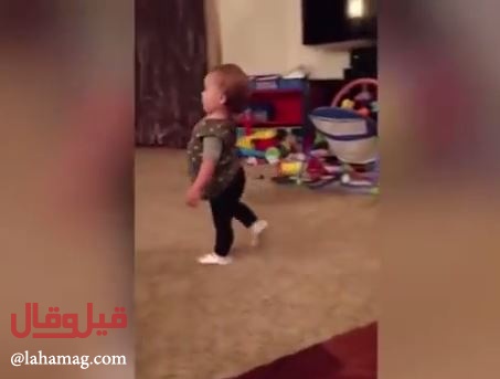 فيديو طريف لطفلة تقلد والدتها الحامل.. شاهدوا ماذا فعلت!