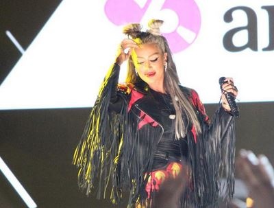 بالصور – مايا دياب تتلقى هدية مميزة من شاب..