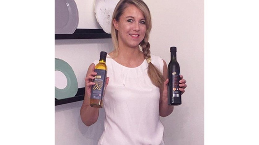 بالصور - وضعت زيت الزيتون على وجهها لمدة شهر.. والنتيجة مفاجئة!