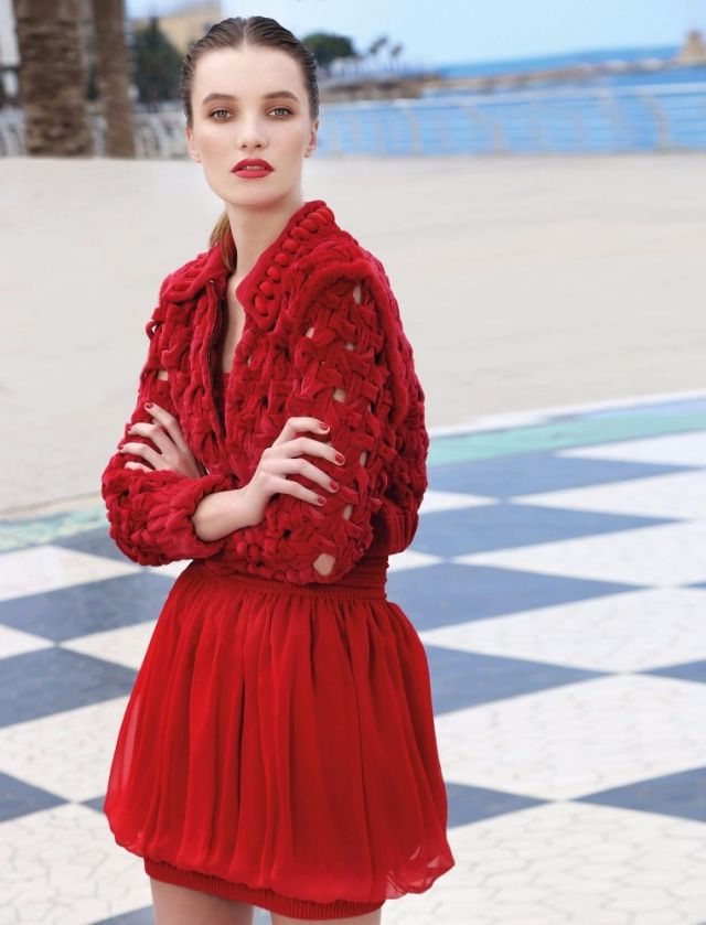 فستان من موصلين الحرير وسترة قصيرة من الفرو الأحمر. الكل من Fendi.
