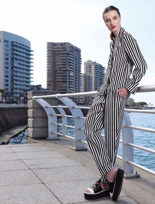 بذلة من الحرير المخطط بالأسود والأبيض من Philosophy di Lorenzo Serafini. حذاء من Fendi.
