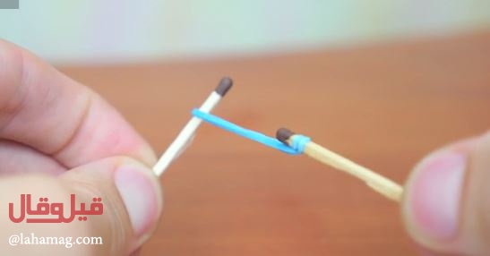 بالفيديو – اشعلوا النار بعود ثقاب ورباط مطاطي.. اليكم الطريقة!