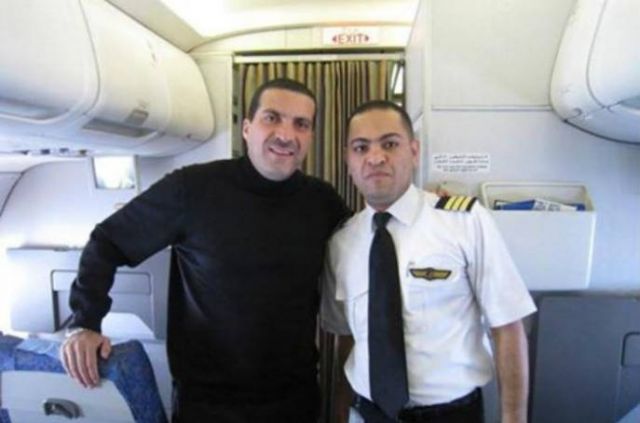 صورة عمرو خالد مع قائد الطائرة المصرية وحقيقة وفاته!